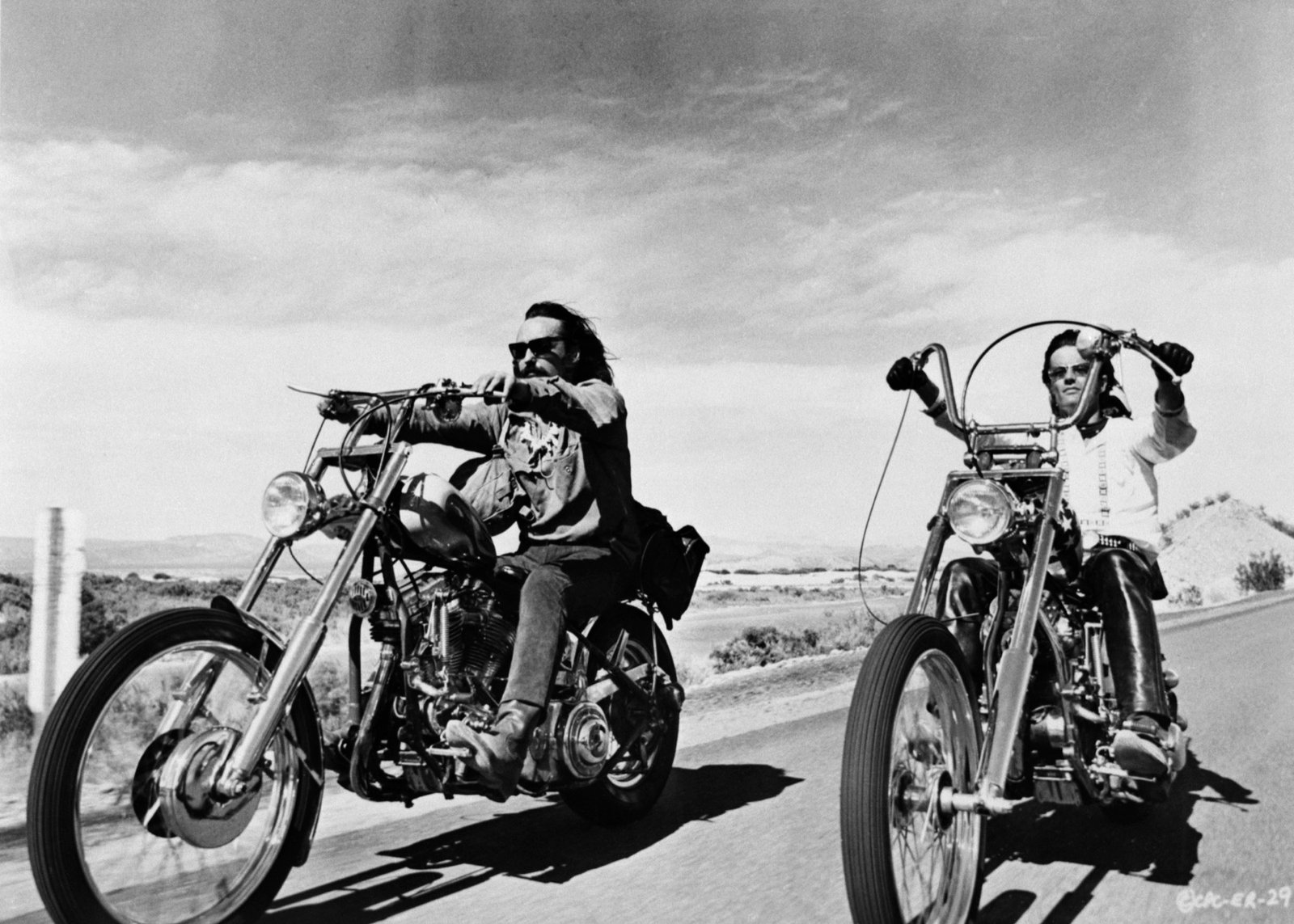 Dos motoristas avanzando por una carretera